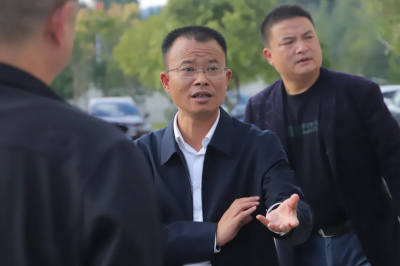 新晃縣委常委、縣委政法委書記楊海濱到我校視察、指導(dǎo)學(xué)校工作